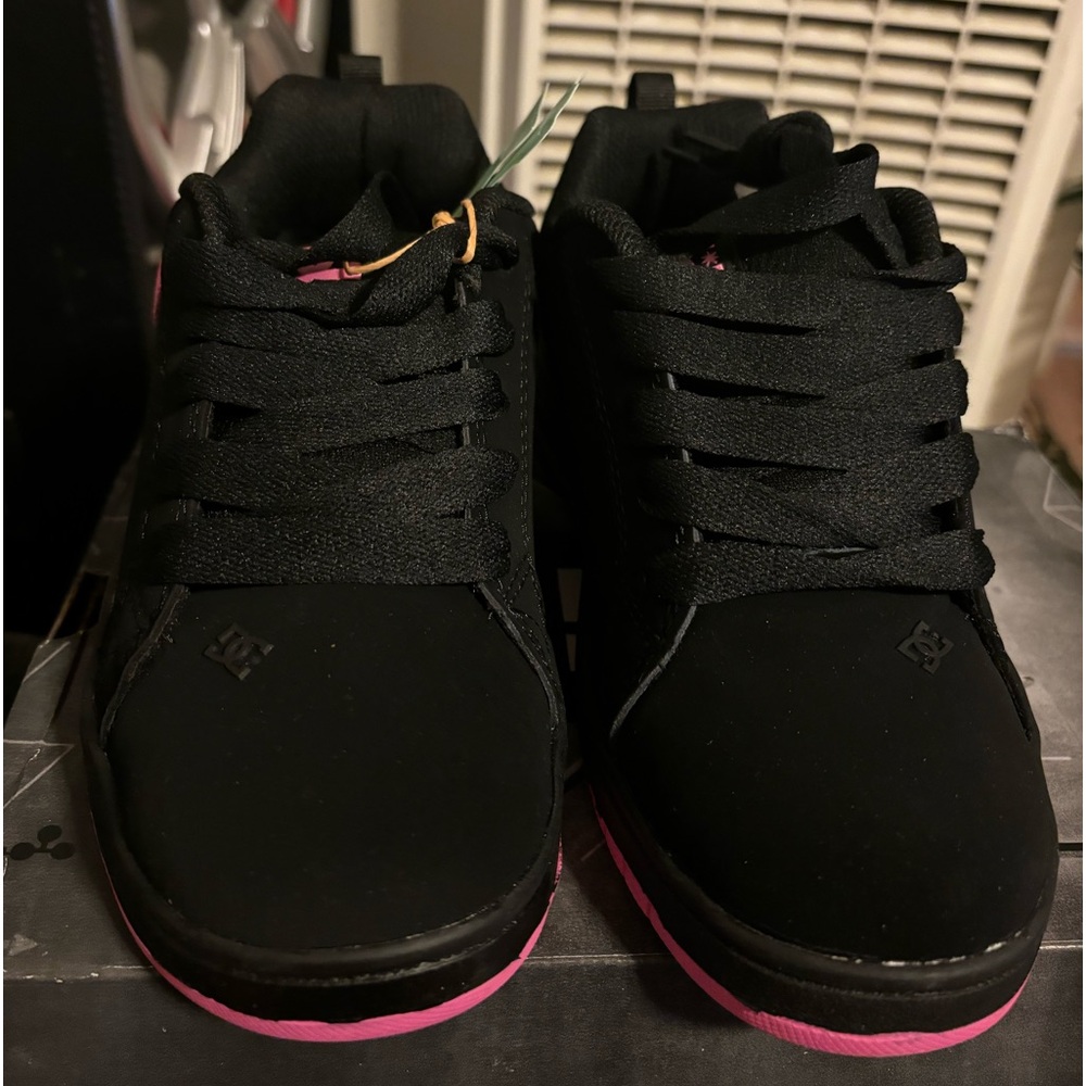 DC shoes black and pink